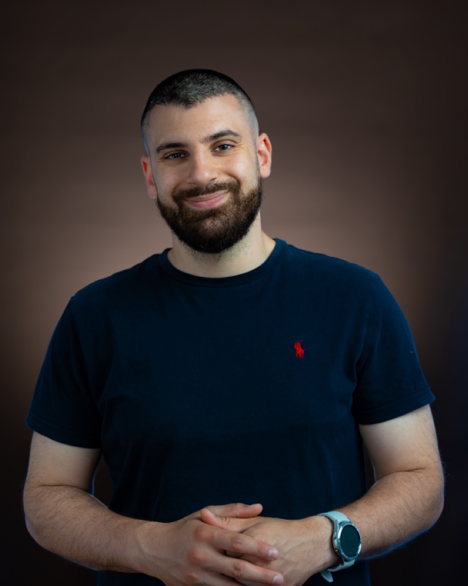 Serkan Ipek im Studio - seroTech, Content Creator aus Frankfurt